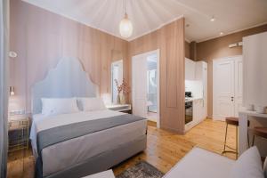 Postel nebo postele na pokoji v ubytování Mantzarou Suites by Corfu Collection
