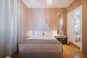 Postel nebo postele na pokoji v ubytování Mantzarou Suites by Corfu Collection