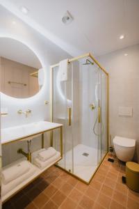 Koupelna v ubytování Mantzarou Suites by Corfu Collection