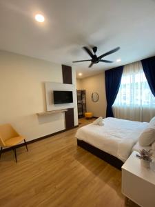 - une chambre avec un lit et un ventilateur de plafond dans l'établissement Lodge 16 Private Villa, à Kuah
