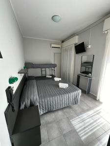 una camera con un letto e una televisione di Hotel Austria a Rimini