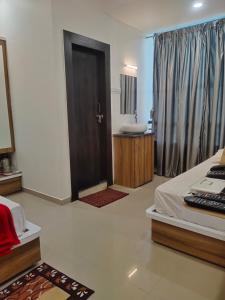 Ένα ή περισσότερα κρεβάτια σε δωμάτιο στο Hotel Sai Maa +17 φωτογραφίες