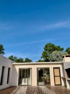 Casa blanca grande con terraza de madera en CASA moderna en la floresta a 5 minutos de Punta Ballena, en Maldonado
