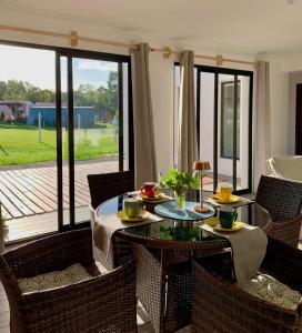 comedor con mesa y sillas y patio en CASA moderna en la floresta a 5 minutos de Punta Ballena, en Maldonado