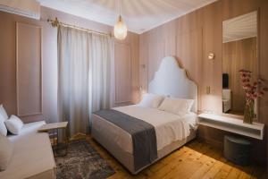 Postel nebo postele na pokoji v ubytování Mantzarou Suites by Corfu Collection