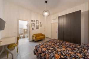1 dormitorio con cama, escritorio y silla en Lucy’s House, en Cologno Monzese