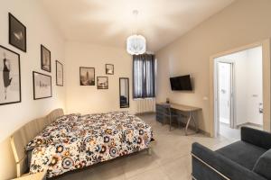 - une chambre avec un lit, un bureau et un canapé dans l'établissement Lucy’s House, à Cologno Monzese