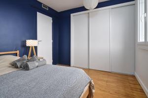 Postel nebo postele na pokoji v ubytování L'Émeraude, T3 élégant avec vue proche Centre et gare