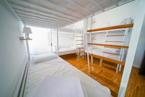 Een bed of bedden in een kamer bij New Generation Hostel Como Lake