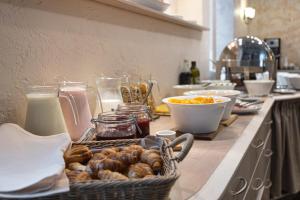 - un comptoir de cuisine avec un panier de nourriture dans l'établissement RIJA Eiropa Hotel Jurmala, à Jurmala