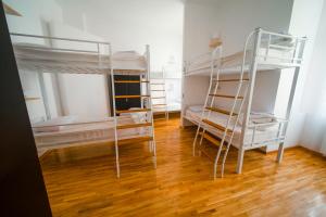 Een bed of bedden in een kamer bij New Generation Hostel Como Lake