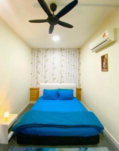 1 dormitorio con 1 cama azul y ventilador de techo en Mesahill 2 Bedroom by DKAY in Nilai en Nilai