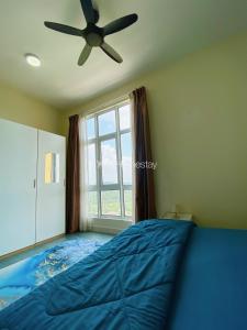 1 dormitorio con 1 cama azul y ventilador de techo en Mesahill 2 Bedroom by DKAY in Nilai en Nilai