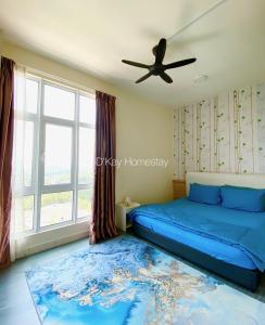 um quarto com uma cama azul e uma ventoinha de tecto em Mesahill 2 Bedroom by DKAY in Nilai em Nilai