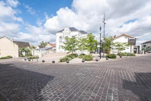 a cobblestone street in front of a white building at New Studio Disneyland en 10 min Paris 30 min in Montévrain