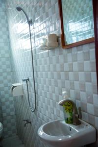 bagno con doccia, lavandino e specchio di PSK Heights a Kampala