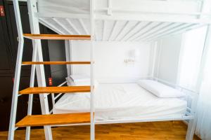 Een bed of bedden in een kamer bij New Generation Hostel Como Lake