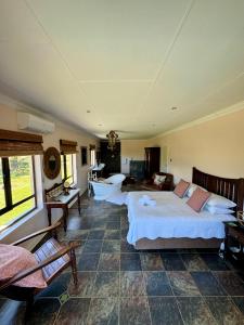 1 dormitorio con 2 camas en una habitación en Tranquility-Ukuthula Guesthouse en Winterton