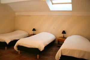 - 2 lits dans une chambre avec fenêtre dans l'établissement Le Télémark, à Pralognan-la-Vanoise