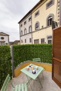 a patio with a table and chairs and a building at [HEART OF TUSCANY] PINOCCHIO’S in Collodi