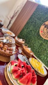 una mesa con platos de fruta y cestas de comida en Pousada Panela De Ferro en Mateiros