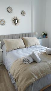 ein Schlafzimmer mit einem Bett mit Handtüchern darauf in der Unterkunft Appartement avec terrasse in Libourne