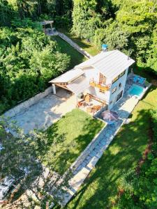 an overhead view of a house with a swimming pool at Cabana Hippie Eco Boutique in Pirenópolis