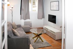 salon z kanapą i szklanym stołem w obiekcie Appartement au coeur du Vieux-Port w Marsylii