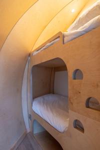 Tempat tidur susun dalam kamar di Loch Aline Pod