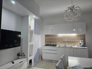 Kuchyň nebo kuchyňský kout v ubytování Blue Hole b&b Santeramo in colle e Jacuzzi Suite