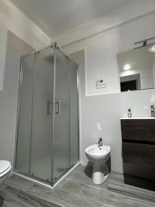 Un baño con ducha, inodoro y lavabo. en Maquè apartments, en Palermo 20 fotos más