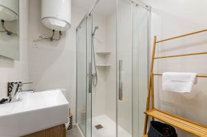 uma casa de banho com um lavatório e um chuveiro em YourHouse Monges apartment with balcony em Can Picafort