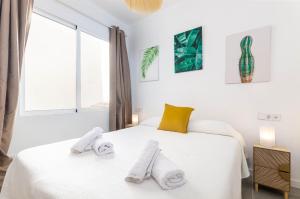 um quarto branco com 2 camas e uma janela em YourHouse Monges apartment with balcony em Can Picafort