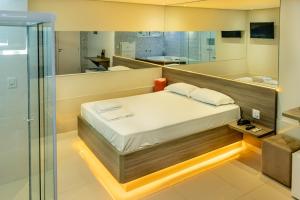 1 dormitorio con 1 cama y baño en Bluh Motel, en Curitiba