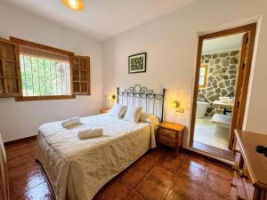 A bed or beds in a room at Villa La Solana Rocabella