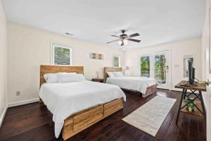 Säng eller sängar i ett rum på Serene 4-Bed Lakefront Home, Perfect for Groups