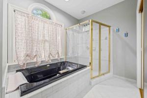 Ett badrum på Serene 4-Bed Lakefront Home, Perfect for Groups