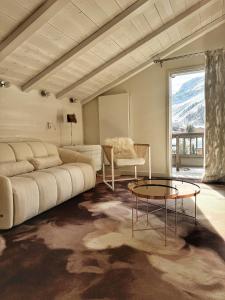 a living room with a couch and a table at Hotel Tsanteleina in Val dʼIsère