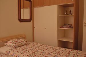 - une chambre avec un lit doté d'un oreiller et d'une étagère dans l'établissement Lagertha’s apartment,downtown Reykjavik, à Reykjavik