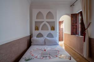 een slaapkamer met een bed met een plaat erop bij Riad Ekla Boutique Hotel in Marrakesh