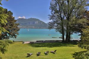 Billede fra billedgalleriet på Lac d'Annecy Villa Pieds dans l'eau i Sévrier + 19 billeder