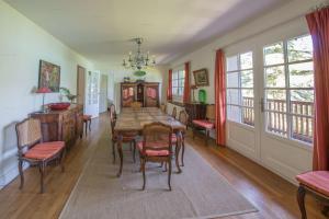 Un comedor con mesa y sillas de madera. en Lac d'Annecy Villa Pieds dans l'eau, en Sévrier