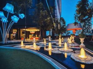 una fontana di fronte a un edificio di notte di Muji Style 2-bedrooms Arte Mont Kiara Kuala Lumpur a Kuala Lumpur