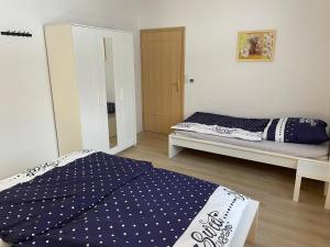 ein Schlafzimmer mit 2 Betten und einem Sonnenschirm in der Unterkunft Ferienhaus Lichtenberg - b46149 in Herleshausen