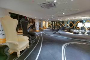 una pista da bowling con sedie bianche in palestra di Muji Style 2-bedrooms Arte Mont Kiara Kuala Lumpur a Kuala Lumpur