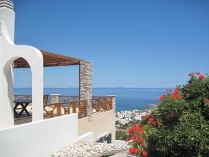 Vom Balkon eines Hauses genießen Sie Meerblick. in der Unterkunft Syros Luxury Living in Rózia