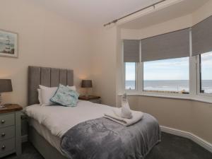 une chambre avec un lit avec vue sur l'océan dans l'établissement Seapoint, à Filey