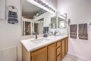 La salle de bains est pourvue de 2 lavabos et d'un grand miroir. dans l'établissement Family Fun for Everyone in Las Vegas- 4 Bedrooms, Billiards, Game Room, à Las Vegas