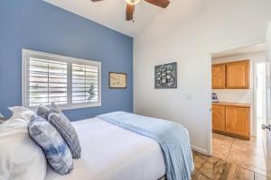 1 dormitorio con paredes azules y 1 cama con almohadas en Family Fun for Everyone in Las Vegas- 4 Bedrooms, Billiards, Game Room en Las Vegas