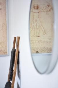 un primer plano de un espejo junto a algunos dibujos en Daphne's studio 1, en Skiathos
